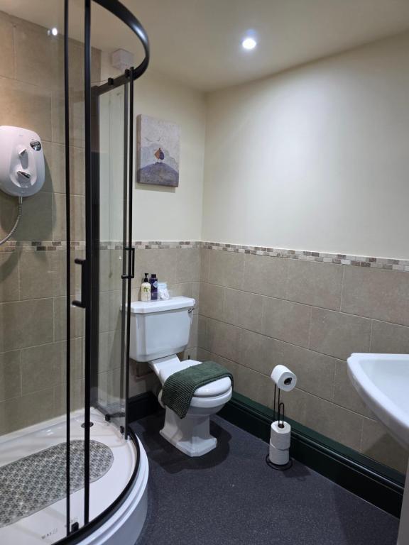 The Classic Room — en-suite bathroom with curved shower enclosure and tiled walls